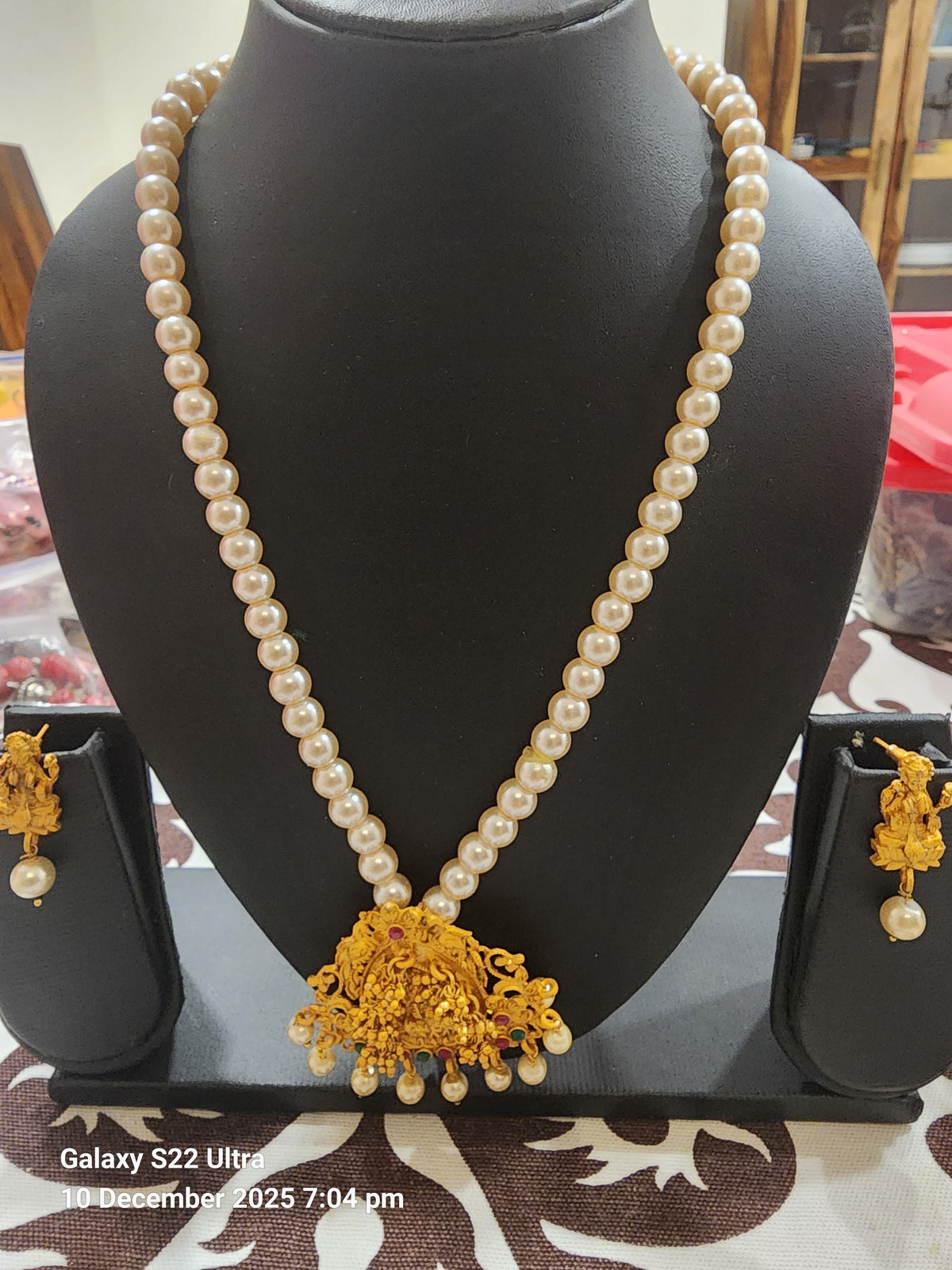 Onyx stone Necklace with Silver coated Pendant & Earrings